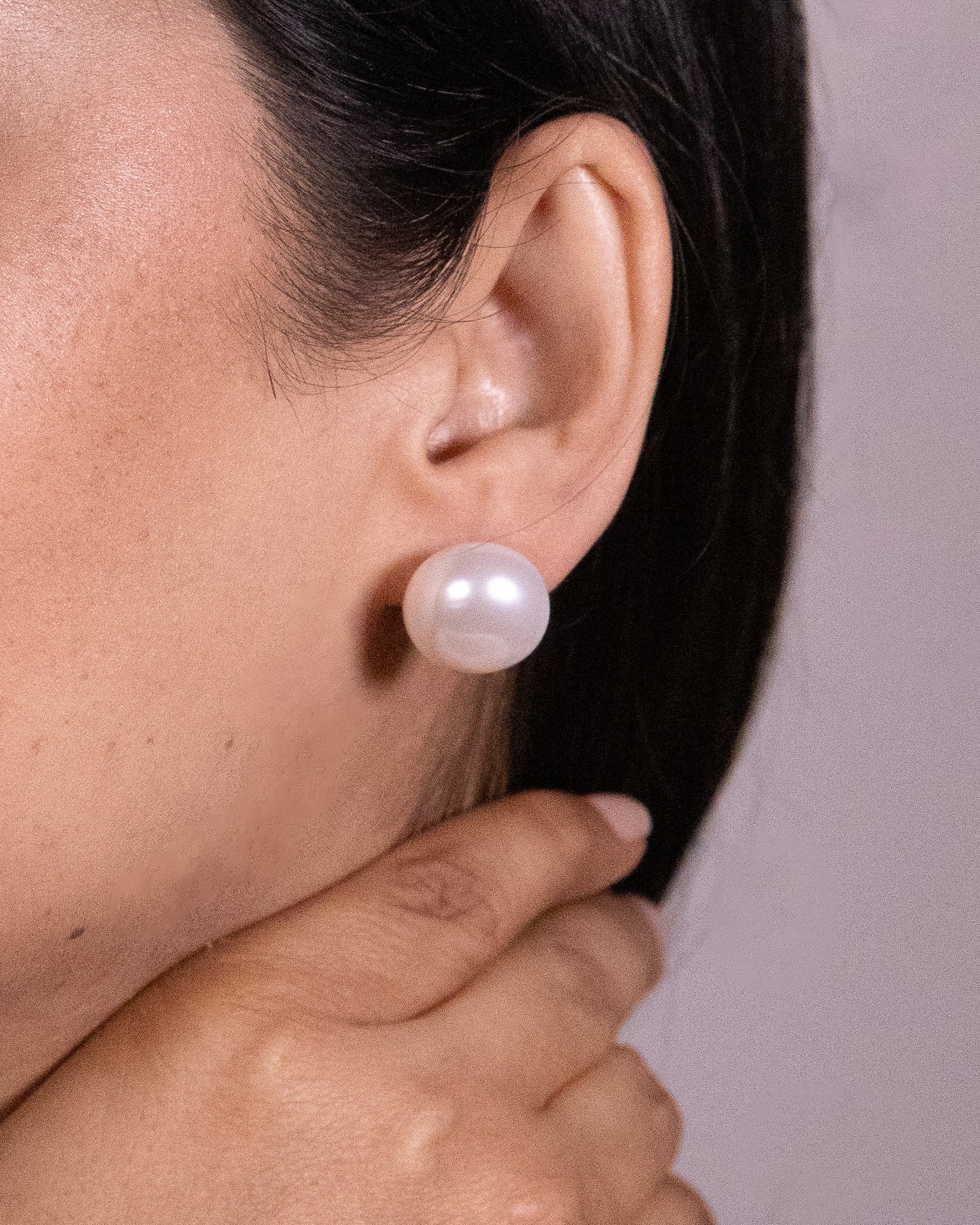 Round glaze white earring