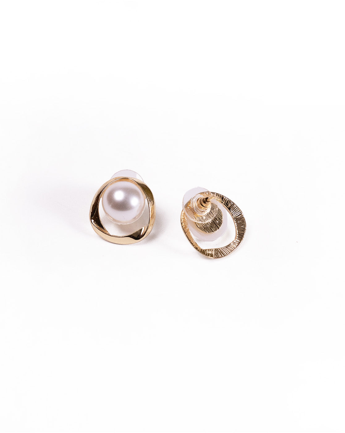 Vintage gold and pearl earrings: one stud features a round pearl in a gold frame, while the other is an open, textured gold oval. Inspired by French vintage jewelry, both are pictured on a white background.