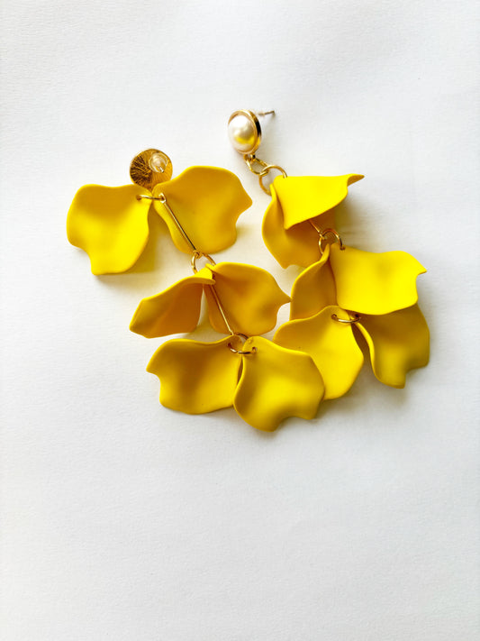 Yellow petal dangler