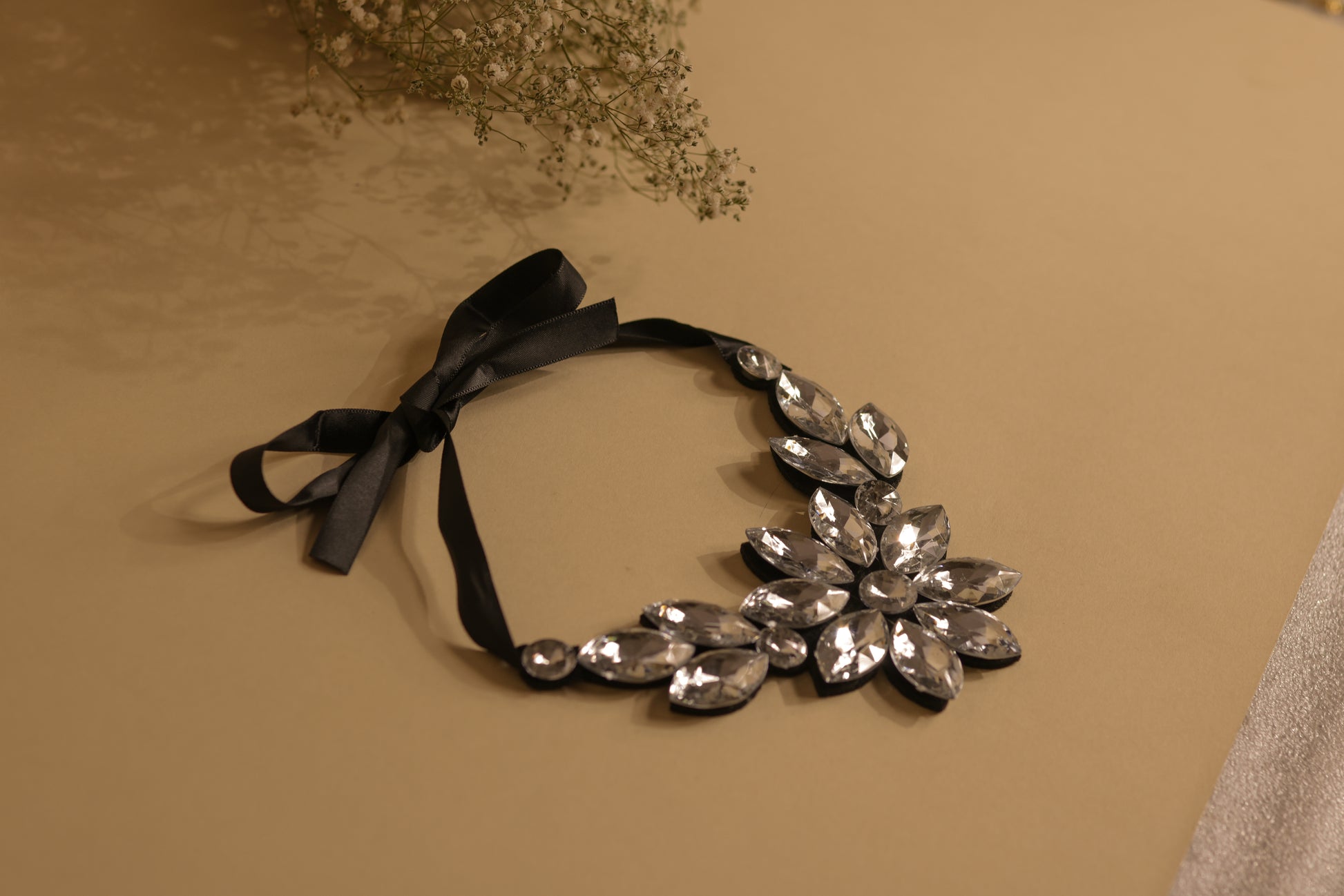 Tie collar necklace floral